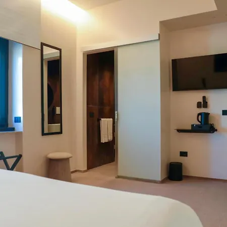 Western Revolution Hotel