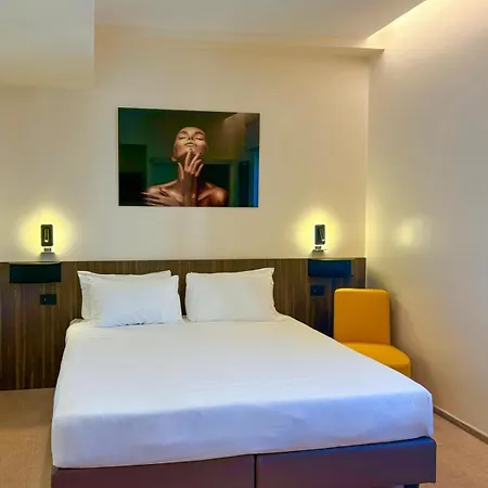 Western Revolution Hotel